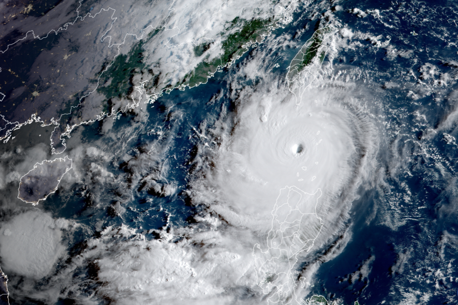 Super Typhoon Saola: Hong Kong shoppers strip supermarket shelves