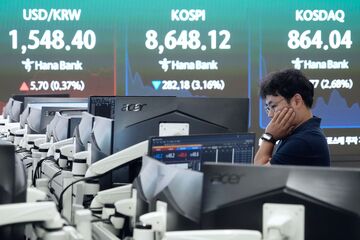 Stocks Rattled by Tech Selloff Again, Oil Retreats: Markets Wrap