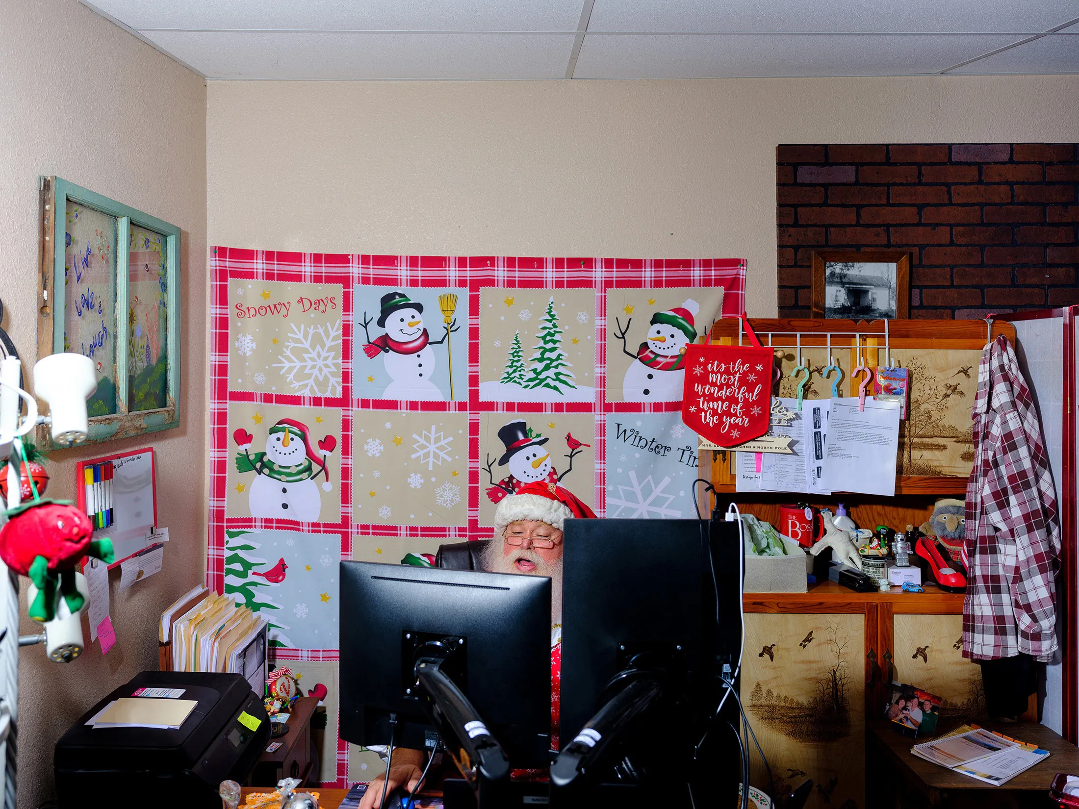 Santa Ric Erwin, in Hemet, Calif., spreads some Zoom-mas cheer.