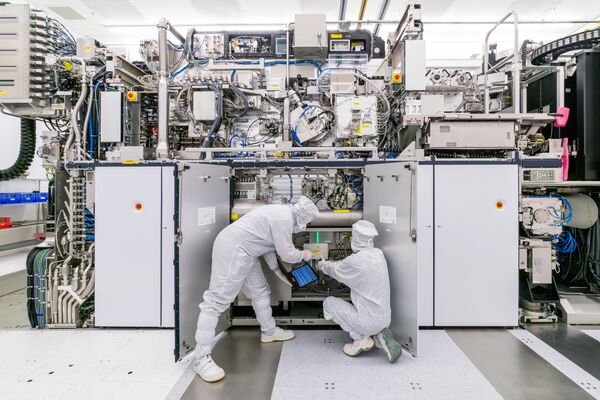 ASML Orders Plunge as Chipmakers Pause High-End Gear Purchases