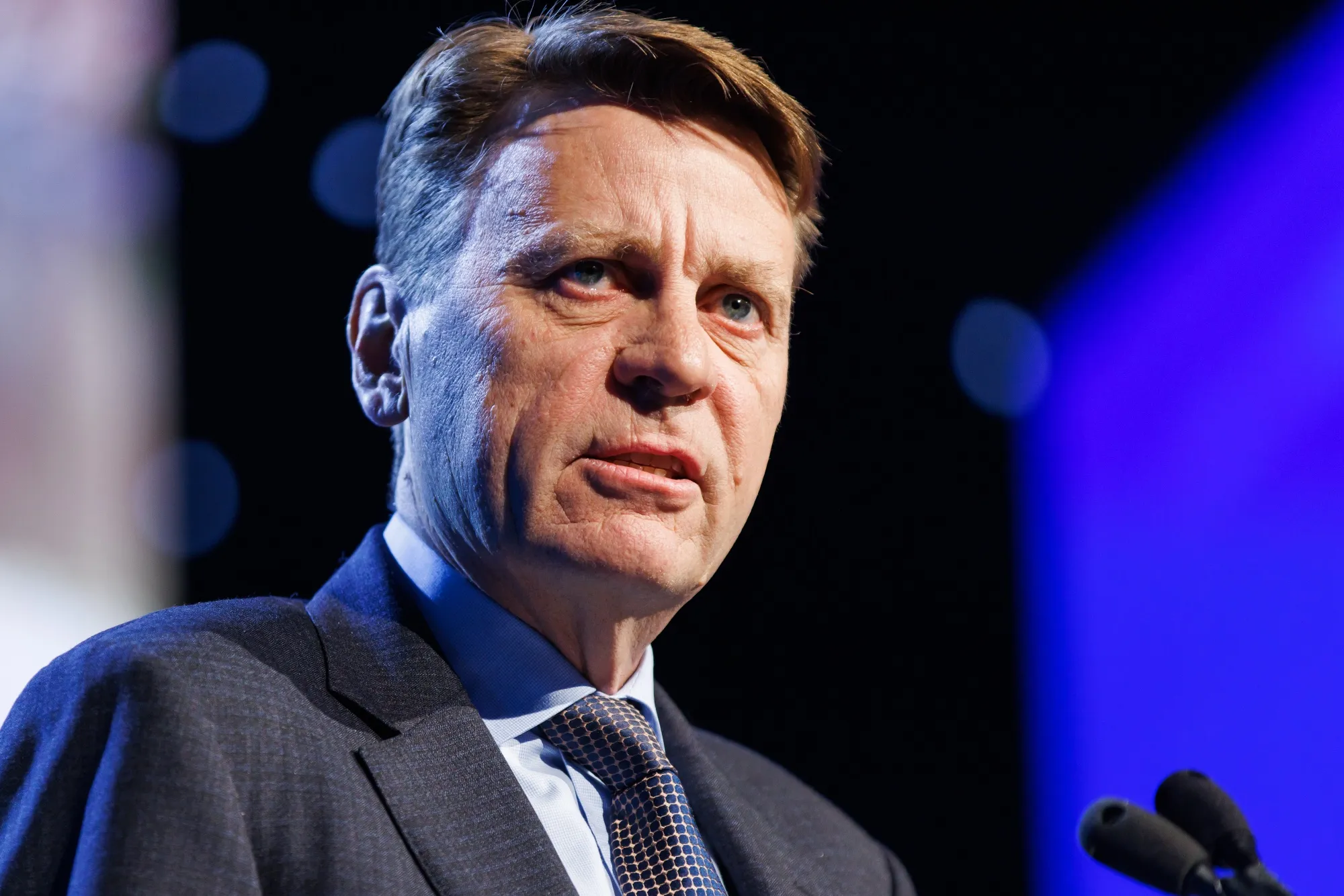 Tom Palmer, presidente y director ejecutivo de Newmont, hablando en un evento de la compañía