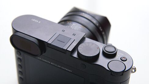 The body and lens housing are all metal, which is nice in theory.