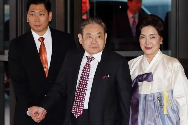 Samsung Chairman Lee Kun-Hee, center, and his wife Hong Ra-Hee photographed in 2013
