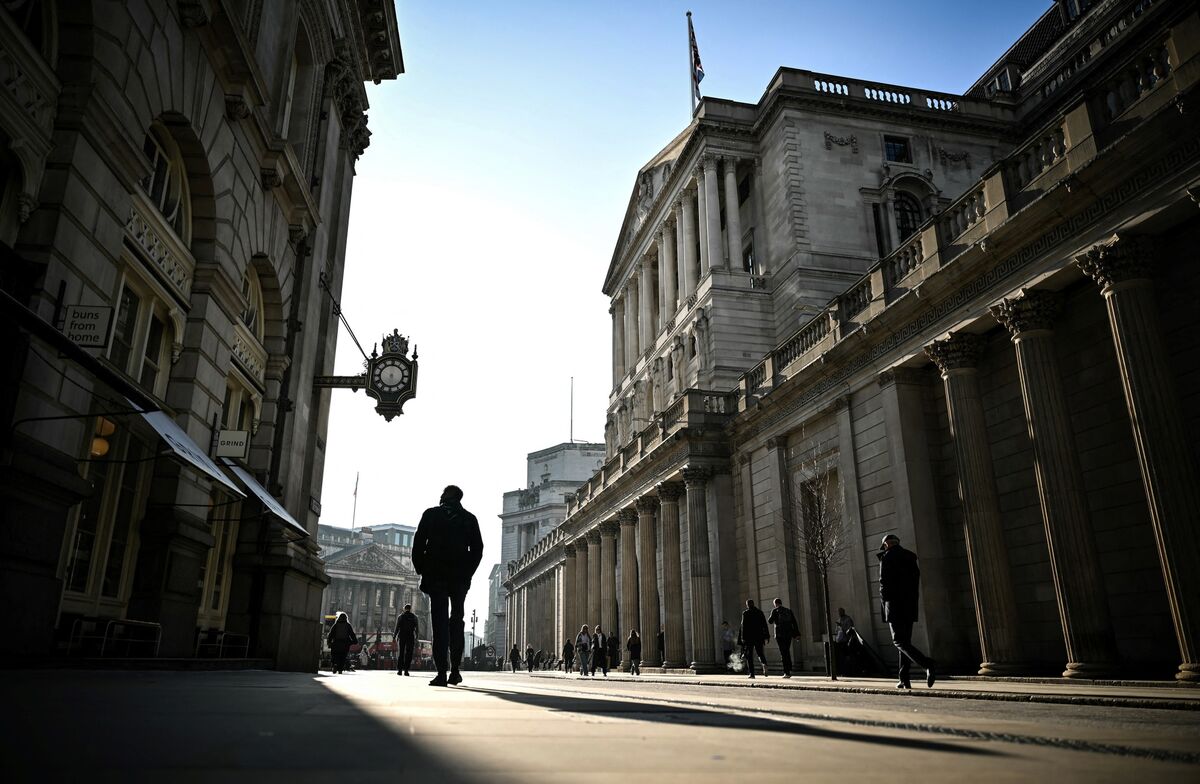Bank of England Votes 8-1 to Hold Rates as Doves Turn Cautious