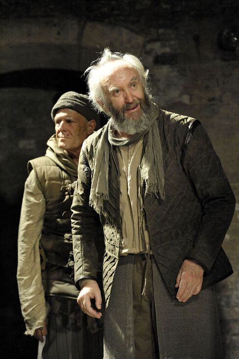 Ian Gelder as Kent and Jonathan Pryce as Lear