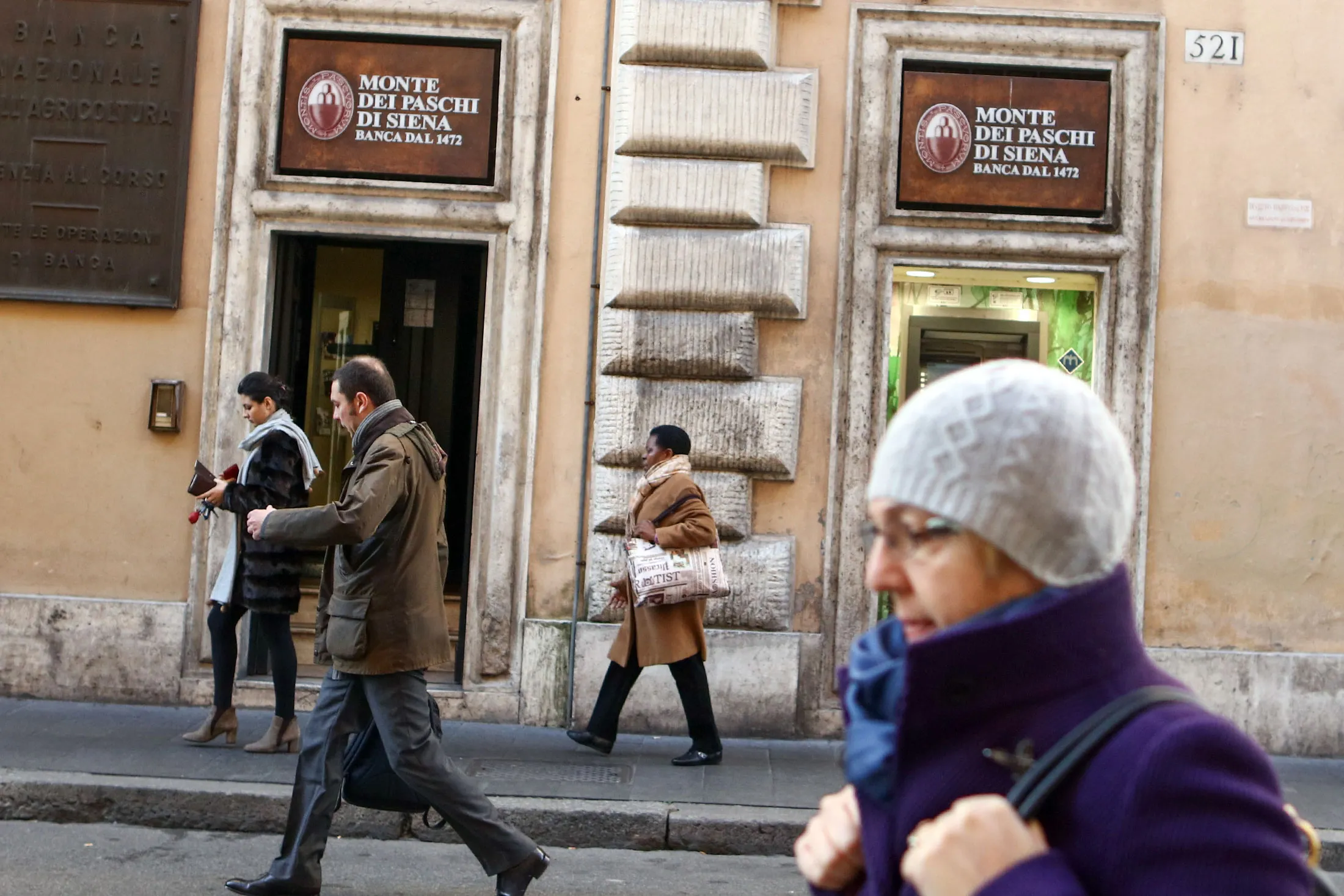 Pedestrians pass a branch of Banca Monte dei Paschi di Siena SpA bank after the Italian vote on constitutional reform referendum in Rome, Italy, on Monday, Dec. 5, 2016.
