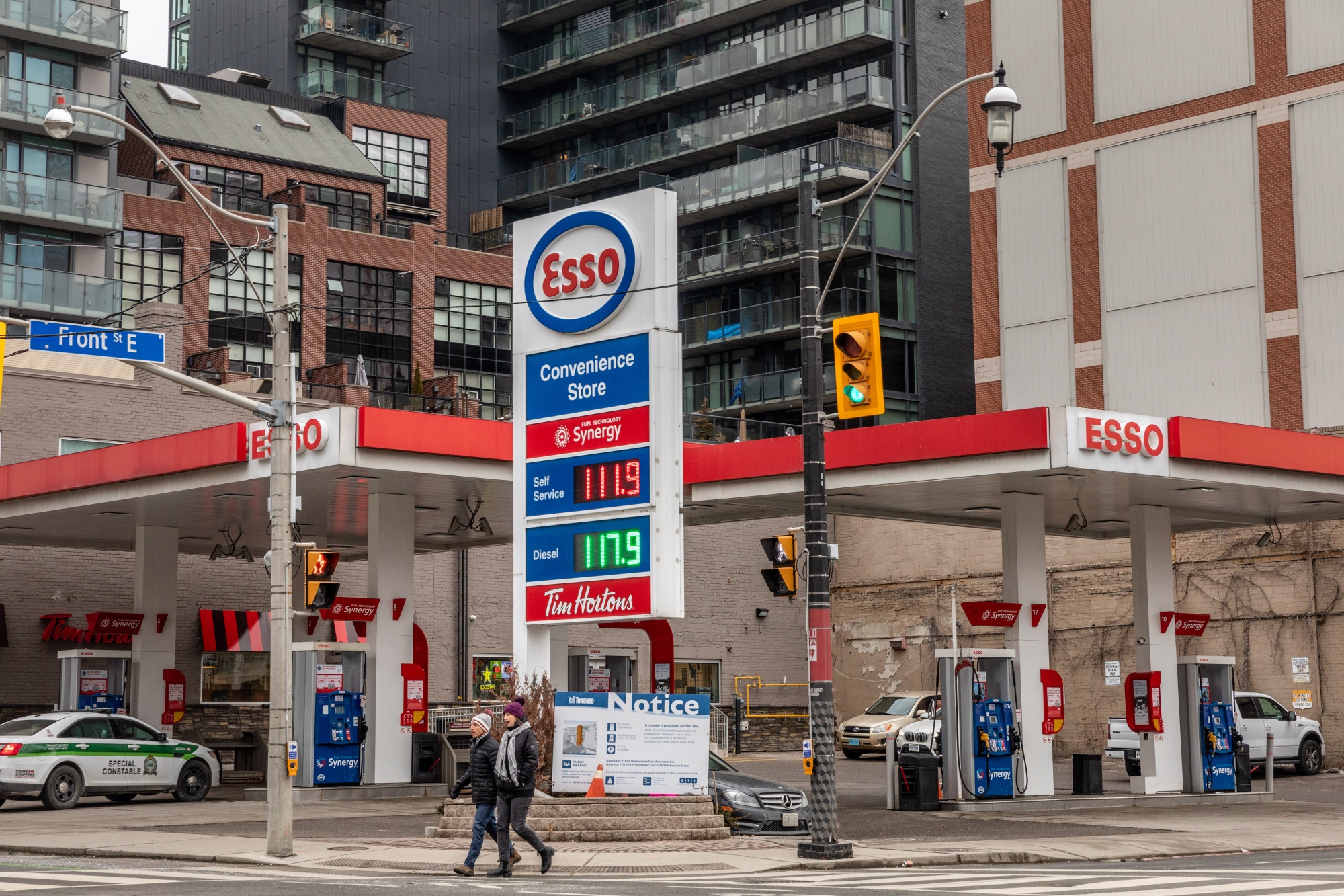Canada’s Biggest Gas Station Company Eyes Deals as Cash Piles Up