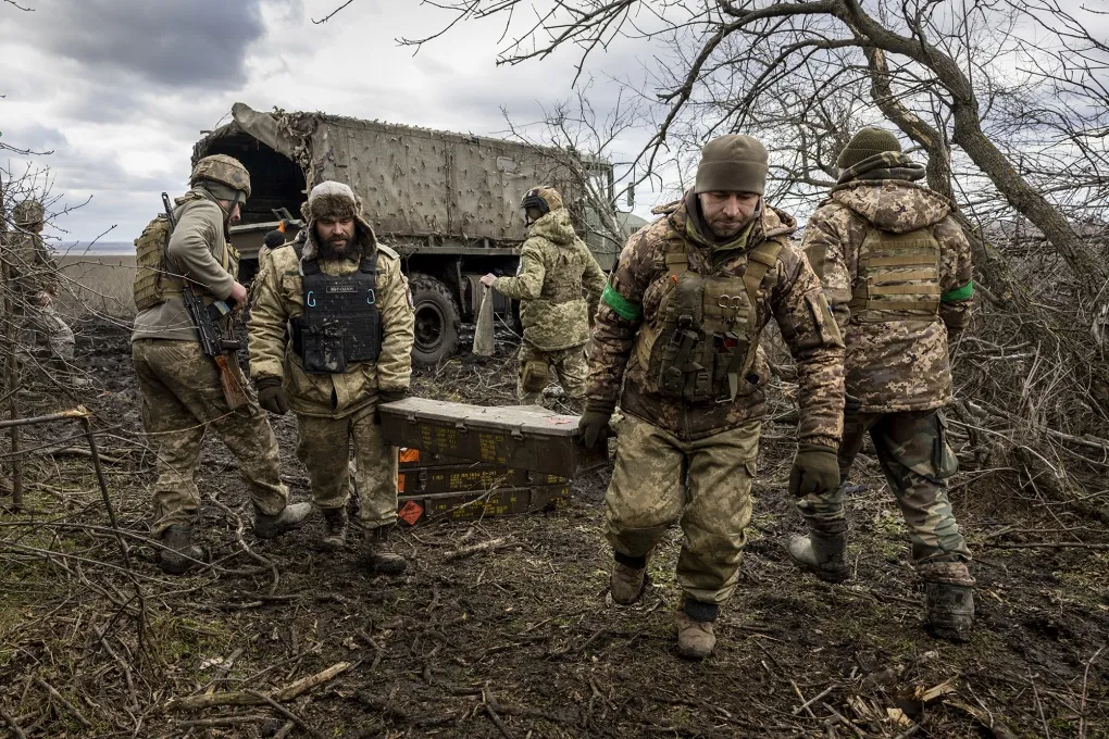 Soldiers&nbsp;unload artillery shells at a frontline position&nbsp;in the Donetsk Region of eastern Ukraine.