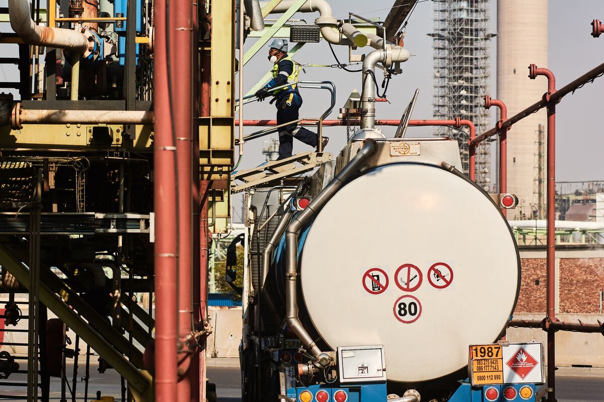 🟪"Fornitori di Carburante Sudafricani: La Transizione ai Camion per Affrontare l'Aumento dei Costi della Condotta Nazionale"