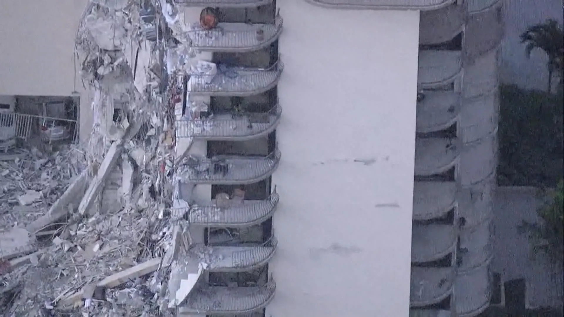 Watch Part of 12-Story Condo Collapses Near Miami - Bloomberg
