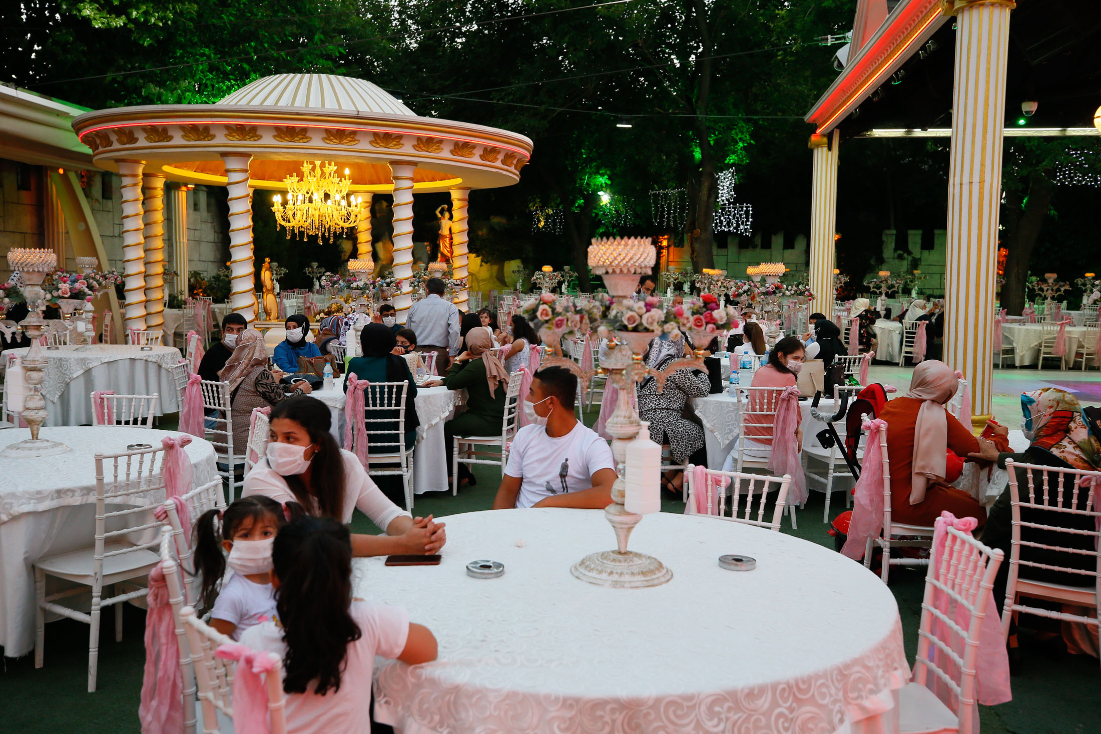 Weddings began to be held with coronavirus measures in İzmir