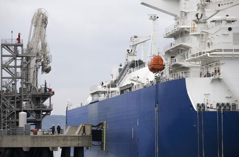 国内初の米国産シェールガスLNGを積載し、中部電力上越火力発電所に到着した「オーク・スピリット」