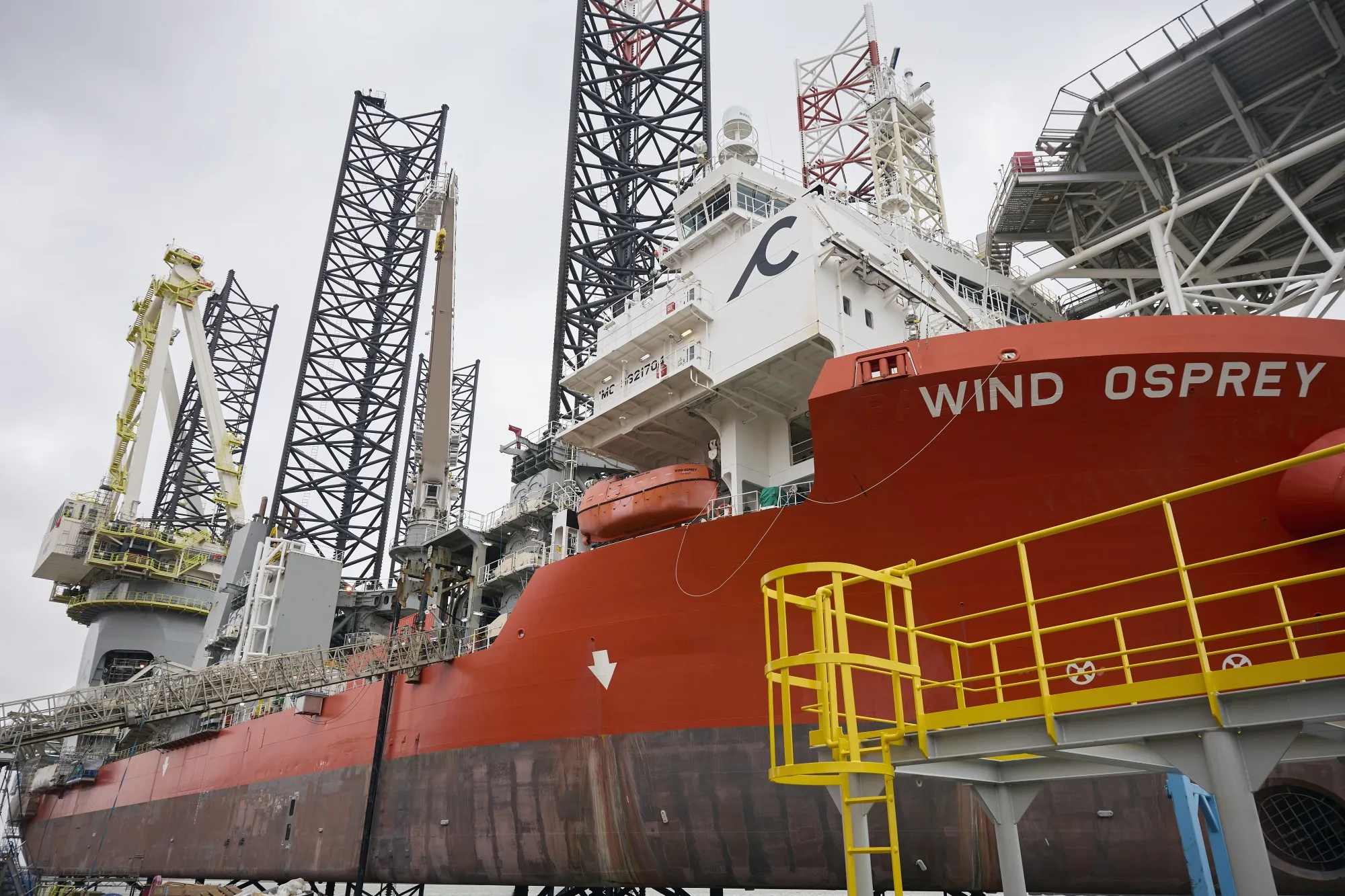 New crane&nbsp;installed on the Wind Osprey in Schiedam, Netherlands,&nbsp;on Feb. 6.