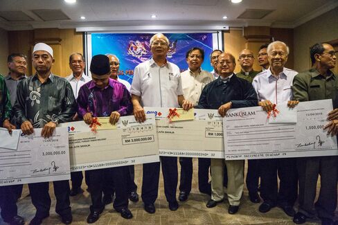 Najib Razak at a cheque presentation ceremony in Kuching on April 17.