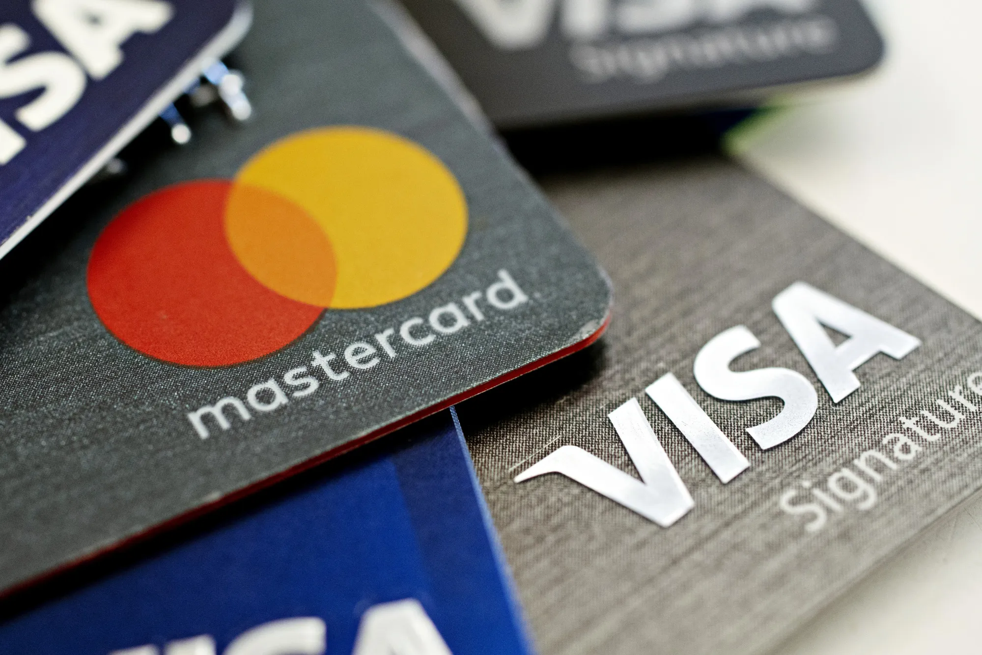Visa, Mastercard Race to Tame a $253 Billion Crypto Threat - Bloomberg