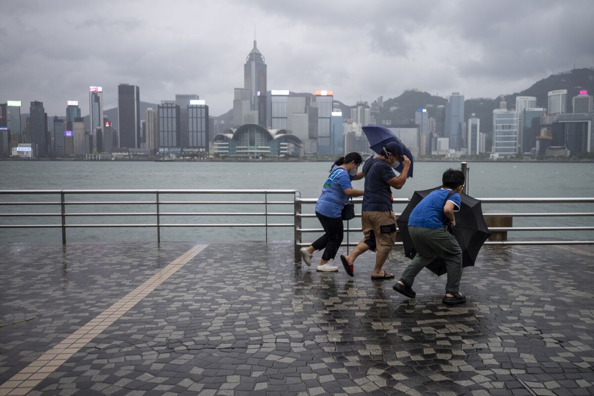 Super Typhoon Saolah Hits Hong Kong, Highest Warning Level in Five Years