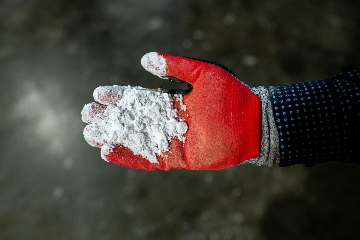 Chinese Exchange May List Lithium Hydroxide Futures This Year