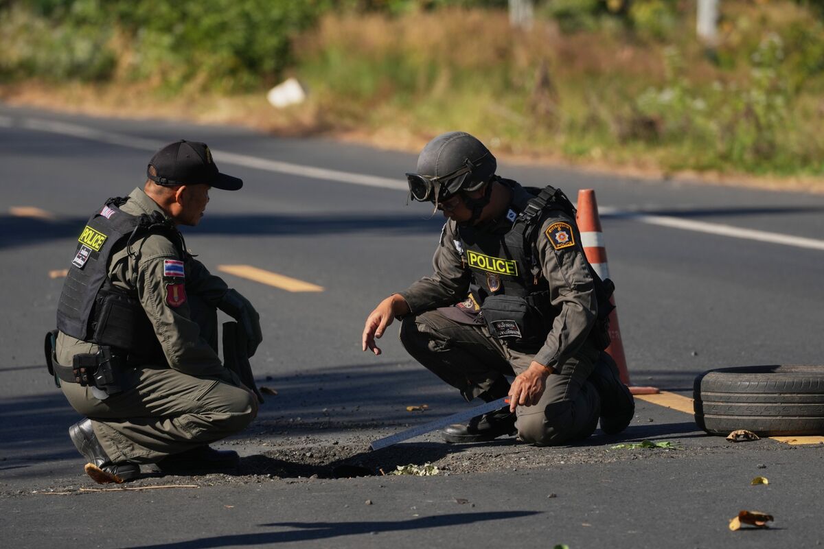 
                            Thailand Accuses Cambodia of New Attacks While Negotiating Peace