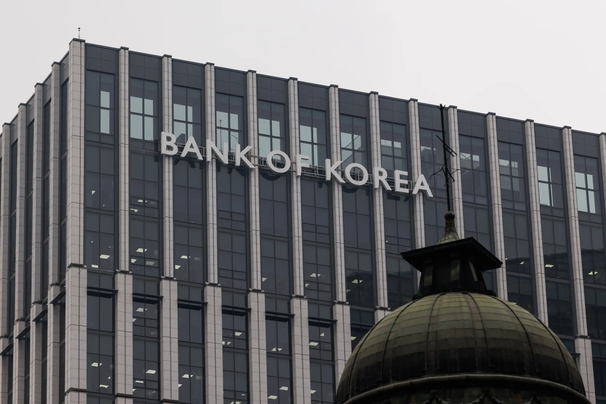 韓国中銀、政策金利2.5%に据え置き－今後6カ月は政策変更見込まず