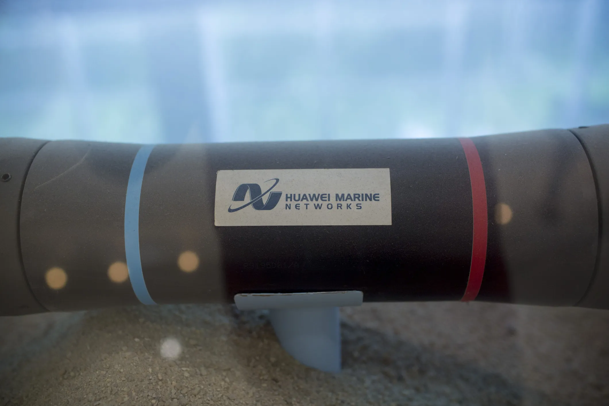 The Huawei Marine Networks Co. logo is displayed on an R1 repeater.