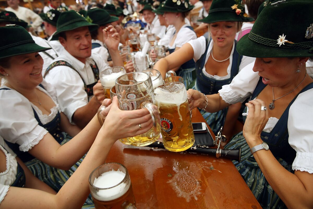Beer Flows as Overcrowded Oktoberfest Opens in Munich   Bloomberg