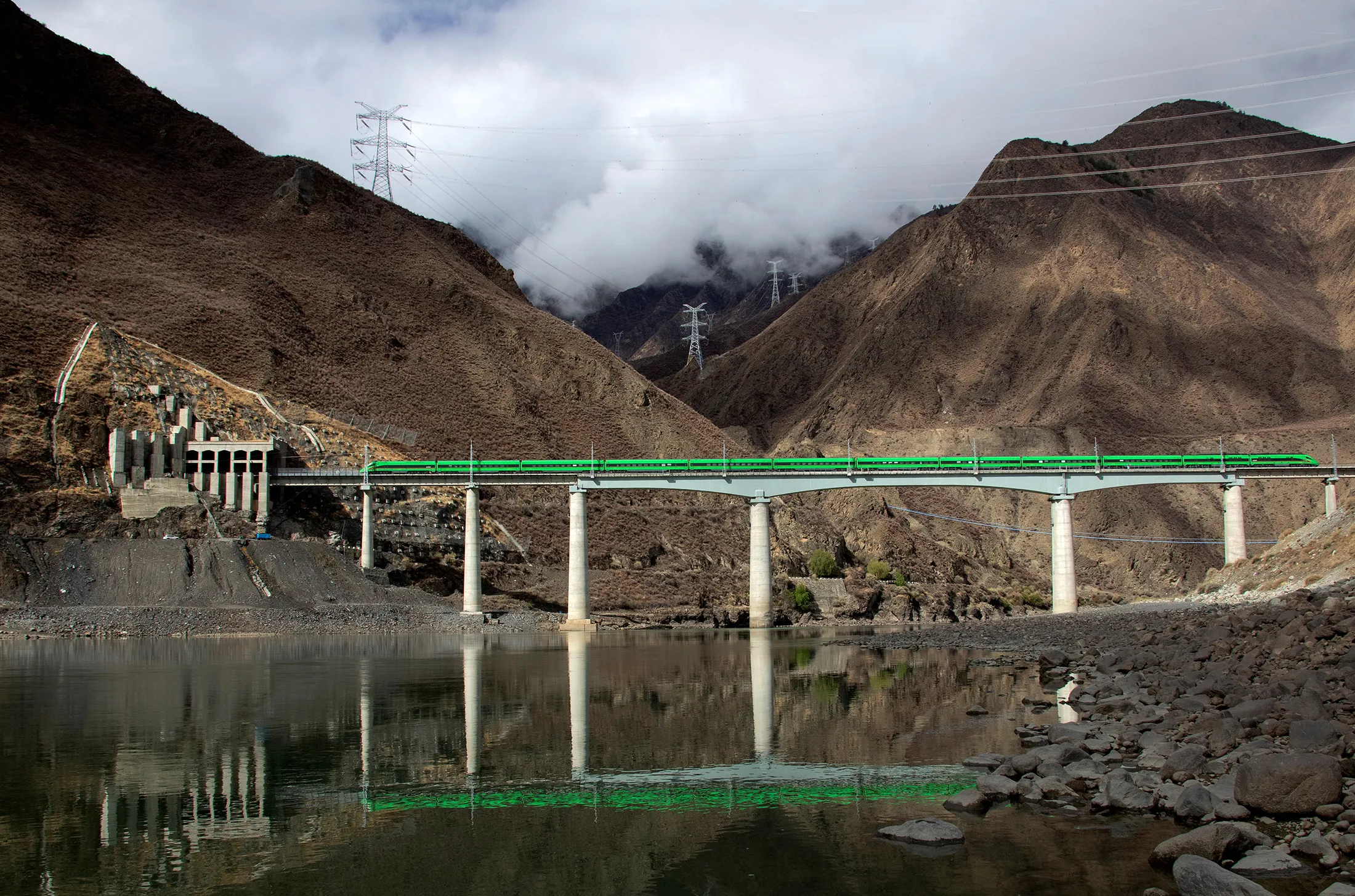 China already has 40,000 km of high-speed rail—more than twice as much as the rest of the planet combined. 