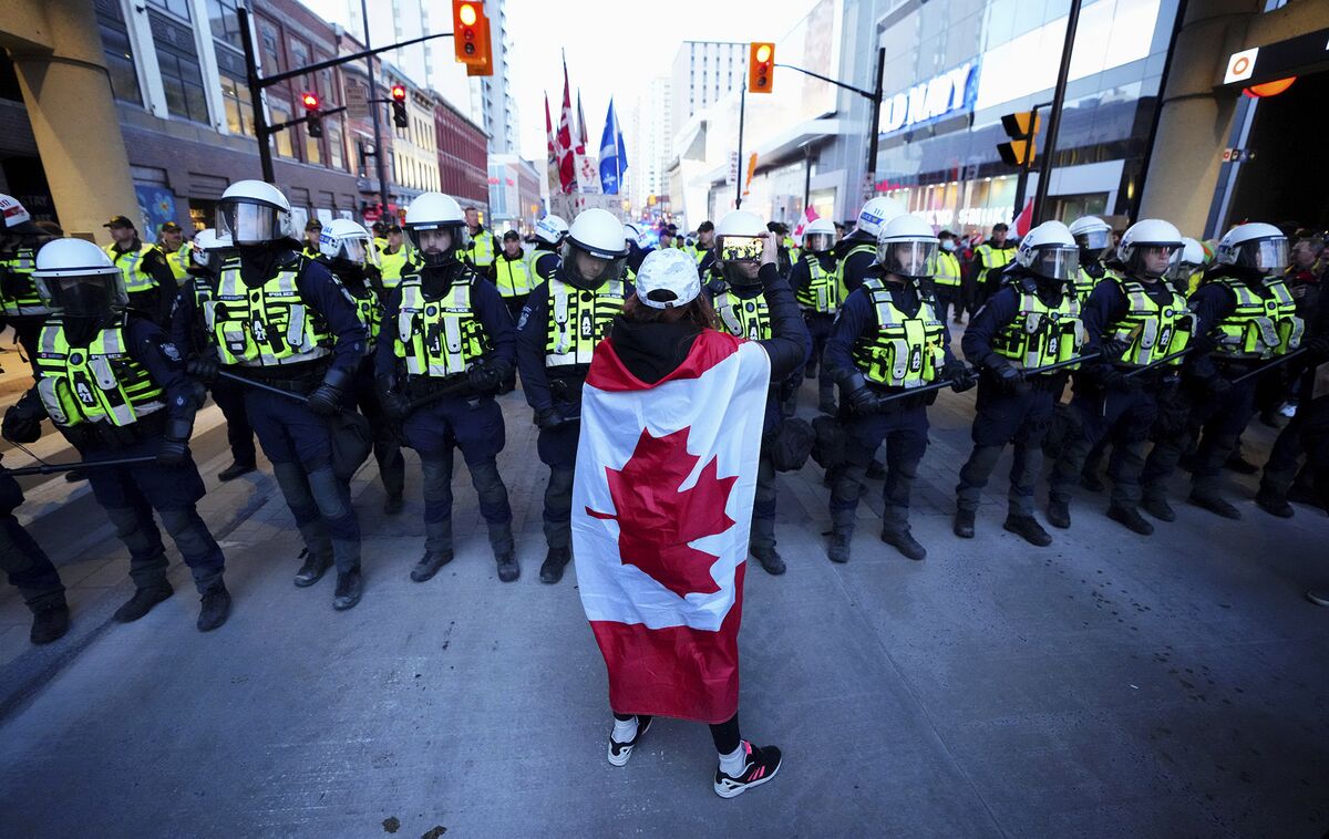 Canadian Police Face Off With Protesters Opposed To Mandates - Bloomberg