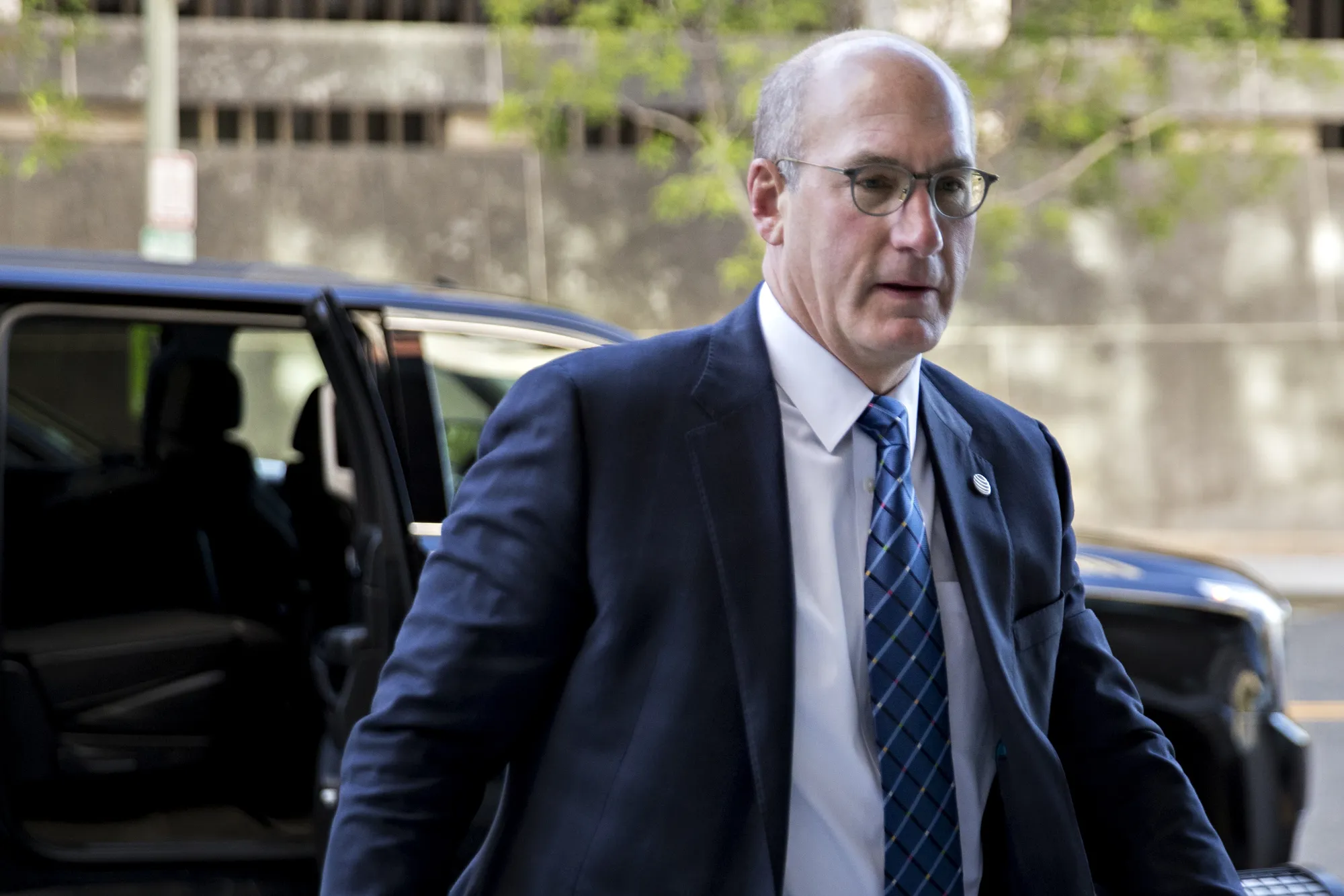 AT&T CEO Says His Remote Satellite Phone Service Ahead of Musk, T ...