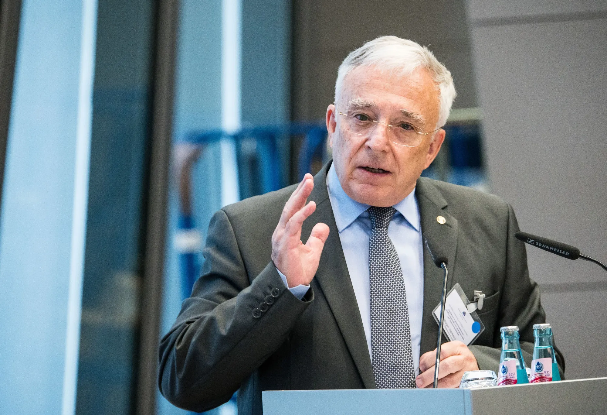 Mugur Isarescu