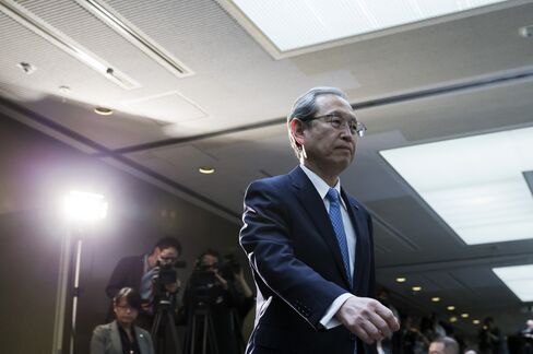 会見に臨む東芝の綱川智社長