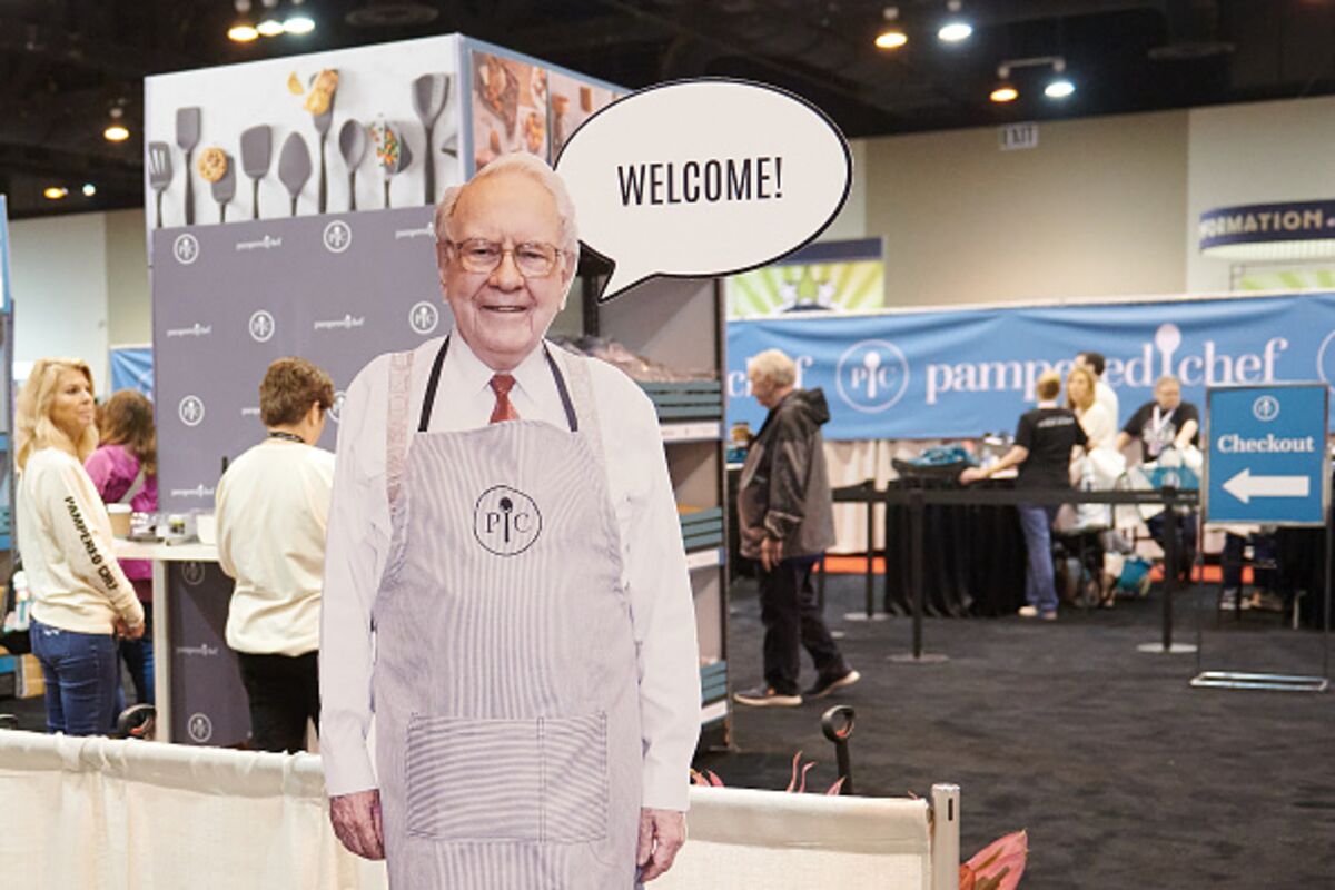 Warren Buffett Names Successor Greg Abel, Plans CEO Transition