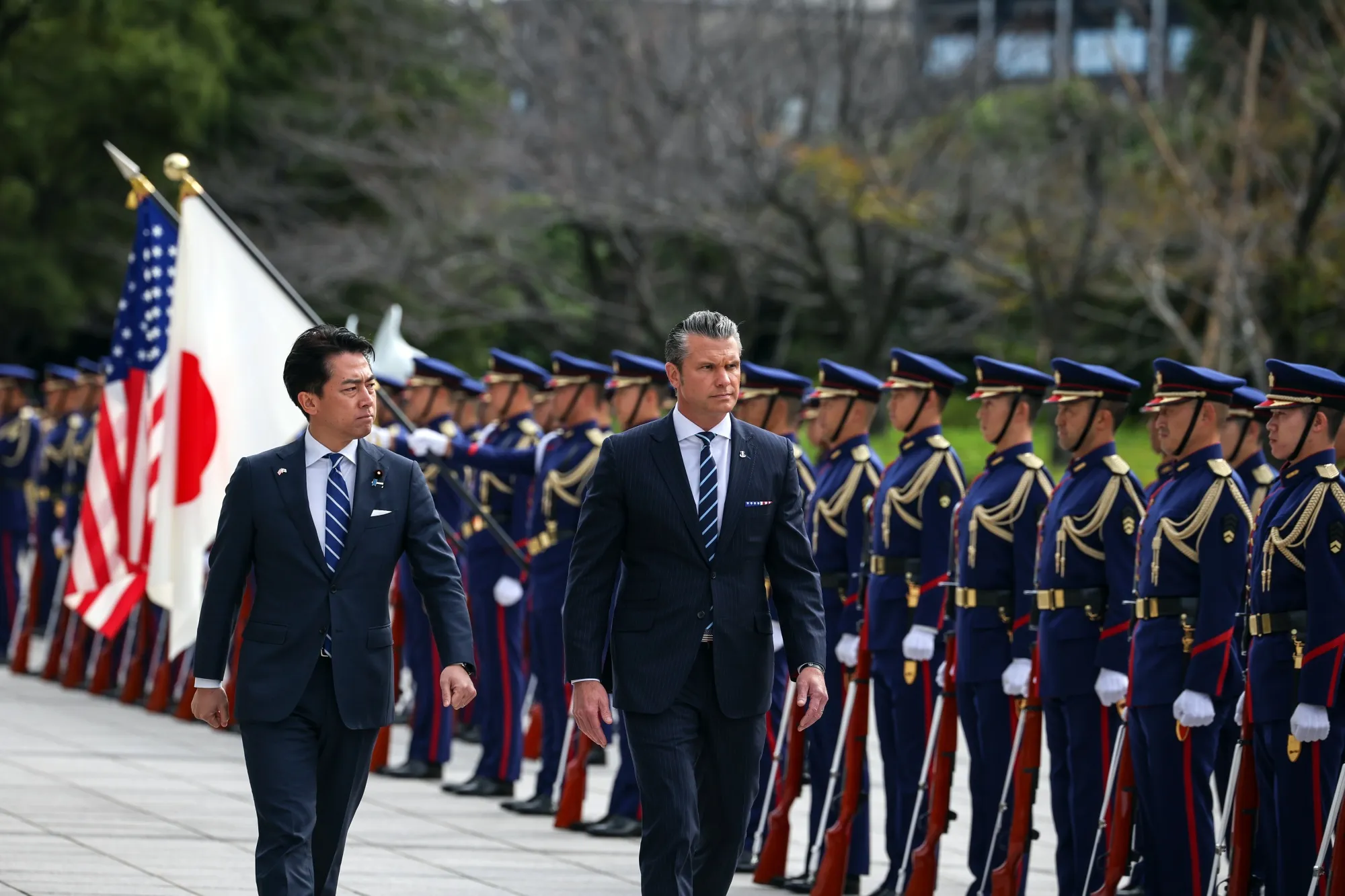 小泉進次郎防衛相（左）とヘグセス米国防長官(2025年10月29日）