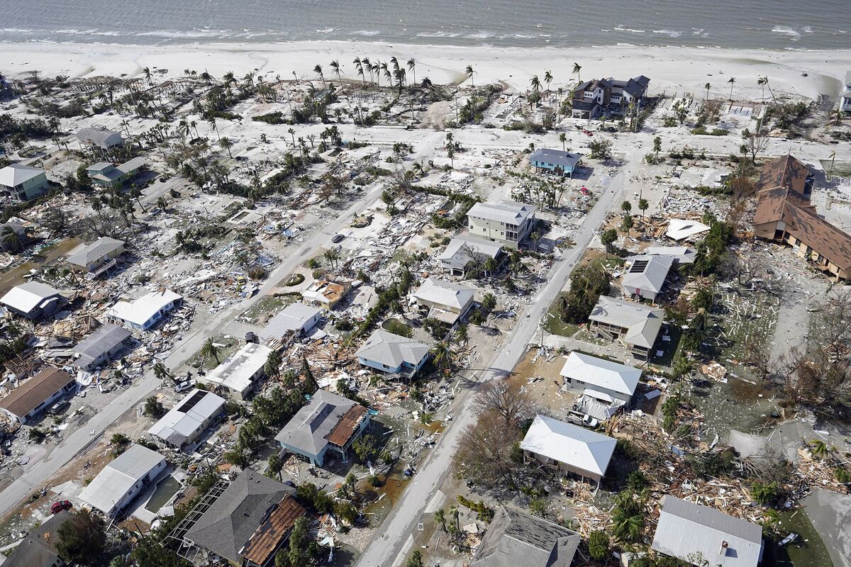 Как сейчас выглядит флорида Ian Leaves Trail of Wreckage in Florida as It Heads to Carolinas - Bloomberg