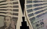 Japanese 10,000 yen, left, and 1,000 banknotes