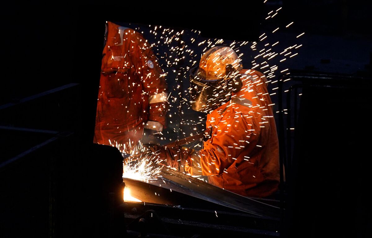GDP của Vương quốc Anh giảm trong tháng 4, cảnh báo cho Thủ tướng Starmer