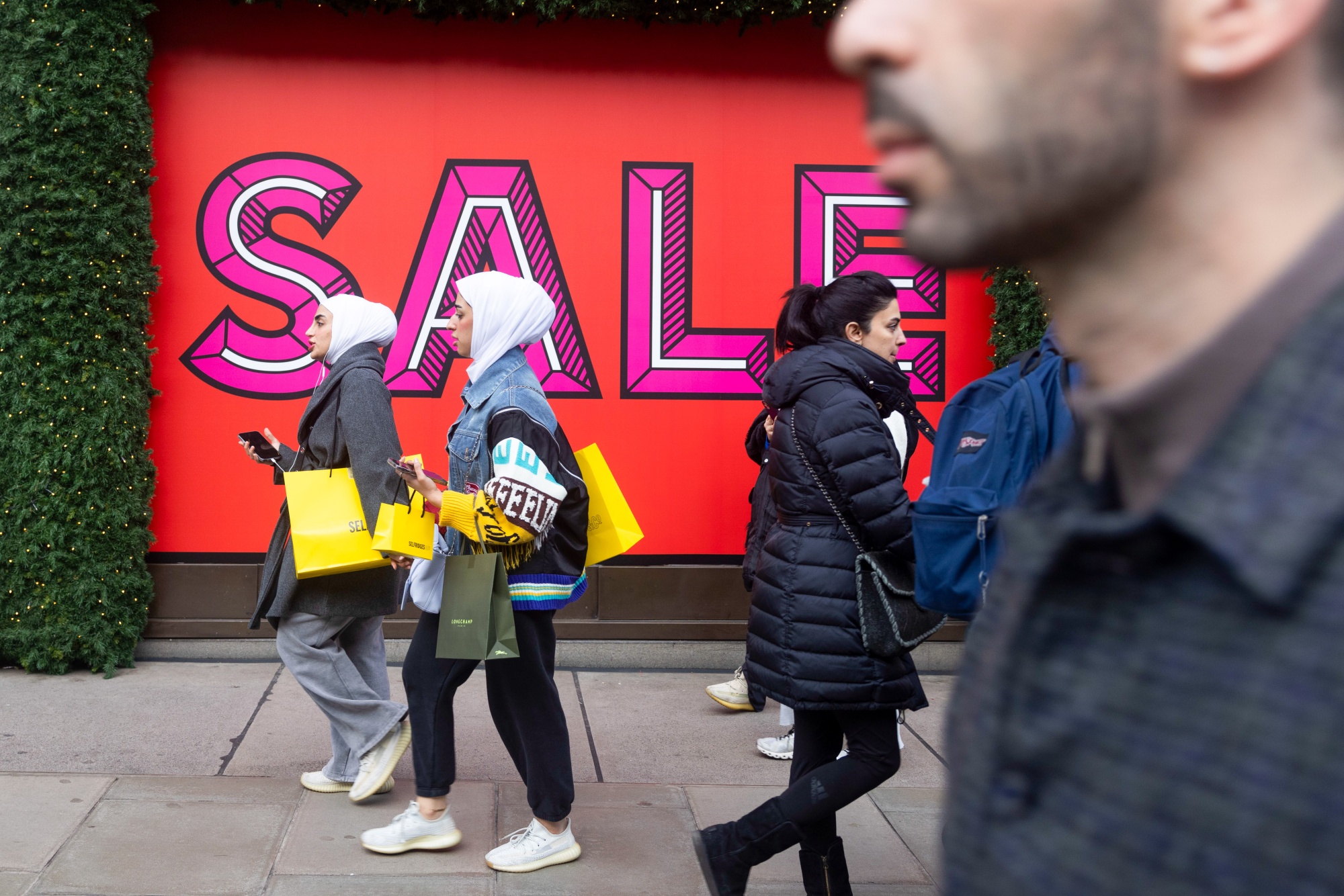 UK Shop Inflation Drops to Lowest in Over a Year as Cost-of-Living Crisis  Eases - Bloomberg