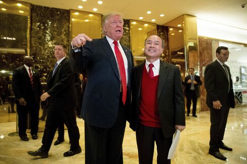 トランプ氏(左)と孫正義氏(12月6日、ニューヨーク)