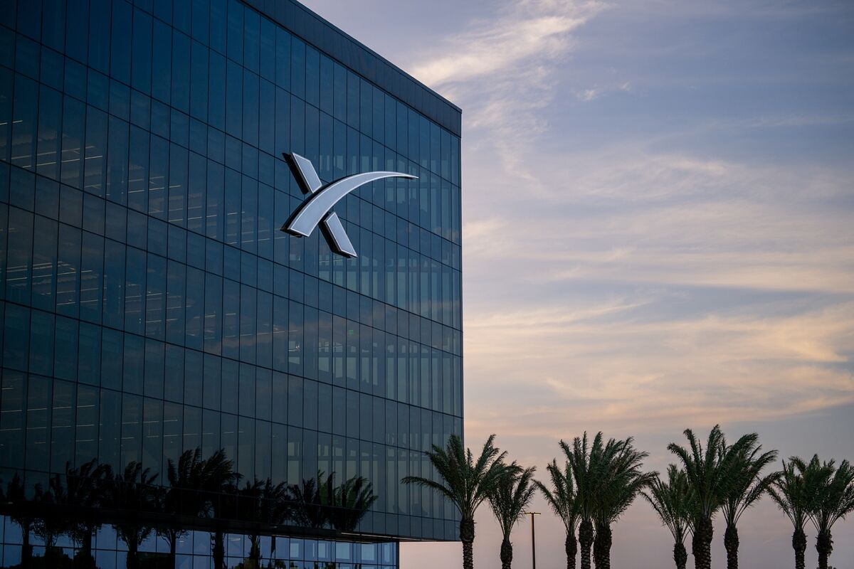 SpaceX Is Said to Weigh Dual-Class Shares in IPO to Empower Musk