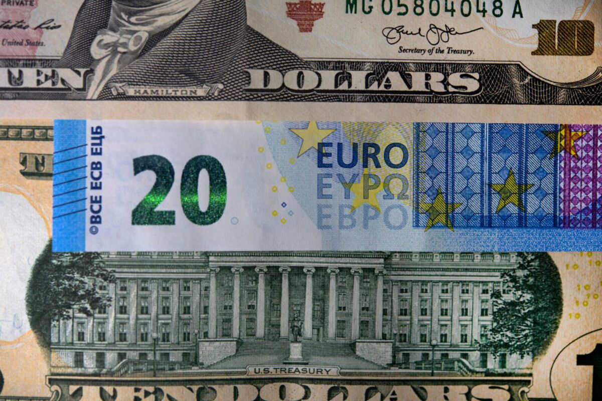 Dollar Ructions Lay Groundwork for a ‘Global Euro Moment’