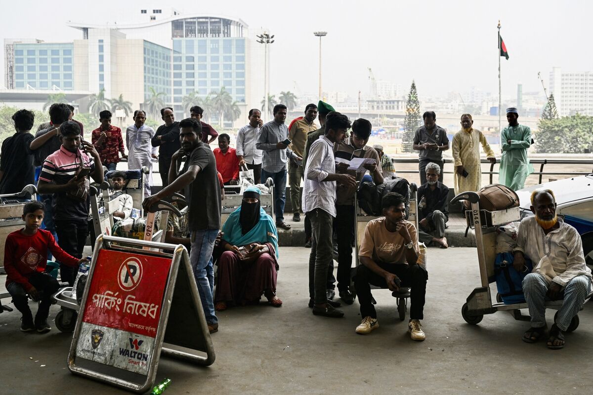 bloomberg.com - K Oanh Ha - Travelers Stranded by War Learn Insurance Won't Cover Flight Cancellations