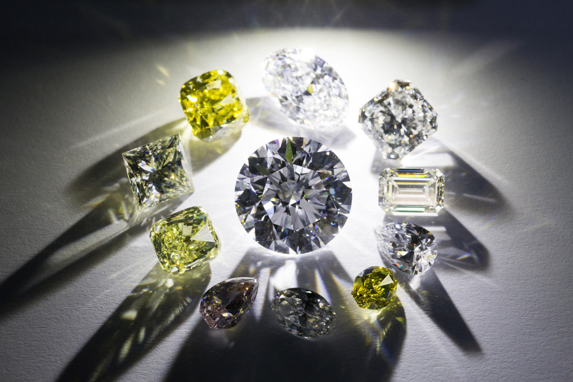 Ювелирные Алмазы. Драгоценных металлов и драгоценных камней. Цветные бриллианты. Цветные Алмазы.