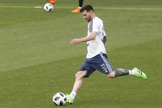 Lionel Messi Caught in Mideast Politics Before World Cup