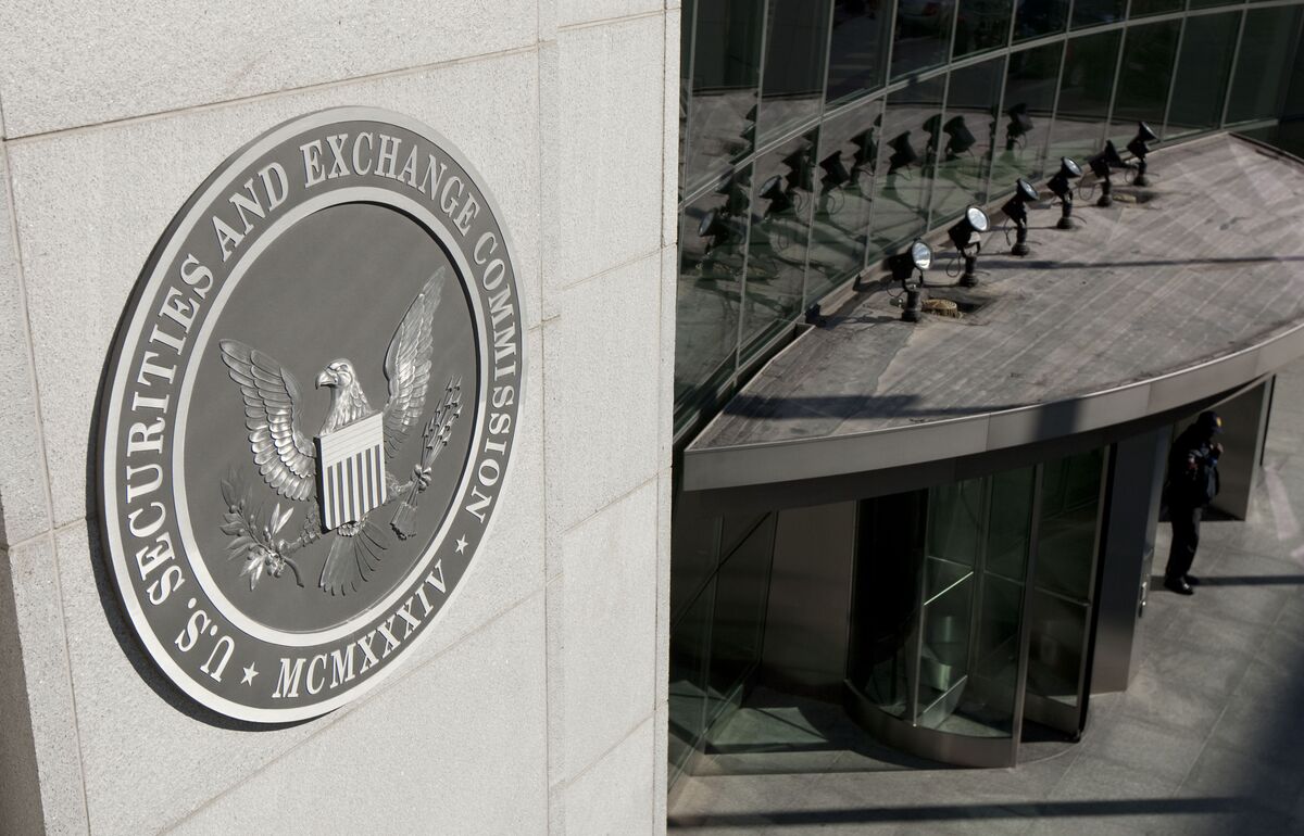 SEC Permits BlackRock, JPMorgan to Offer Dual-Share-Class Funds