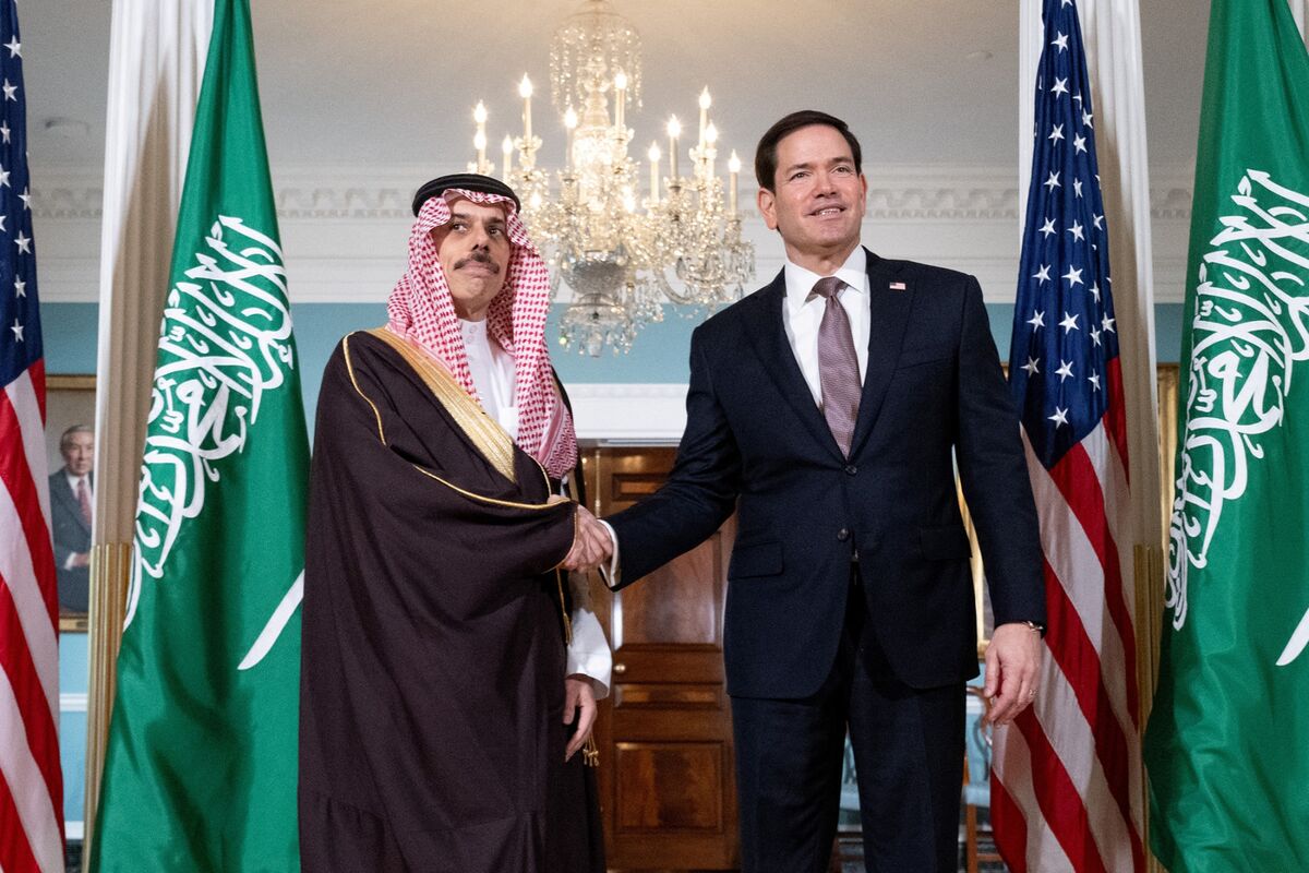 bloomberg.com - Omar El Chmouri - War in the Middle East Is Testing Saudi Arabia's Oil Pipeline