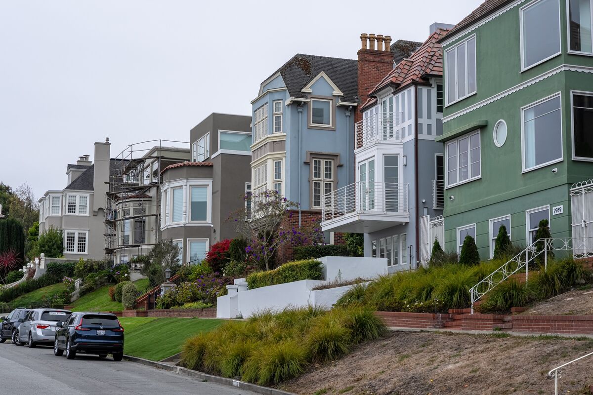 US Existing Home Sales Slide to Weakest Pace in More Than a Year
