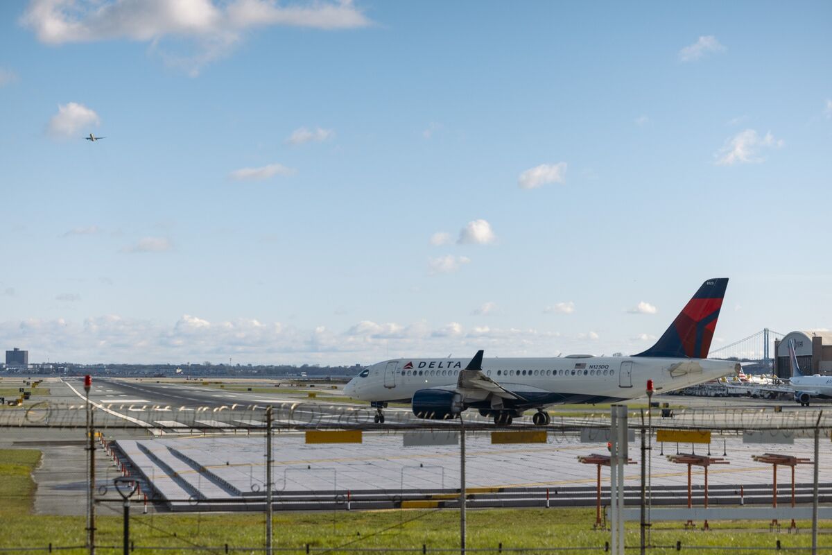 La Guardia Airport Flights Temporarily Halted Amid Data Outage