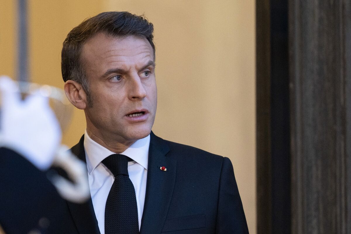 Macron's Approval Rating Plummets to 21%, Record Low