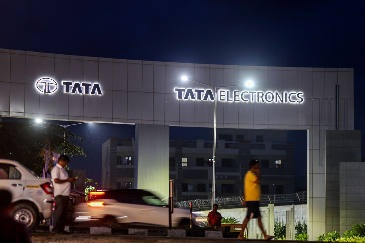 bloomberg.com - Alisha Sachdev - Tata Group Resorts to Older Tech to Launch Its Chip Foray