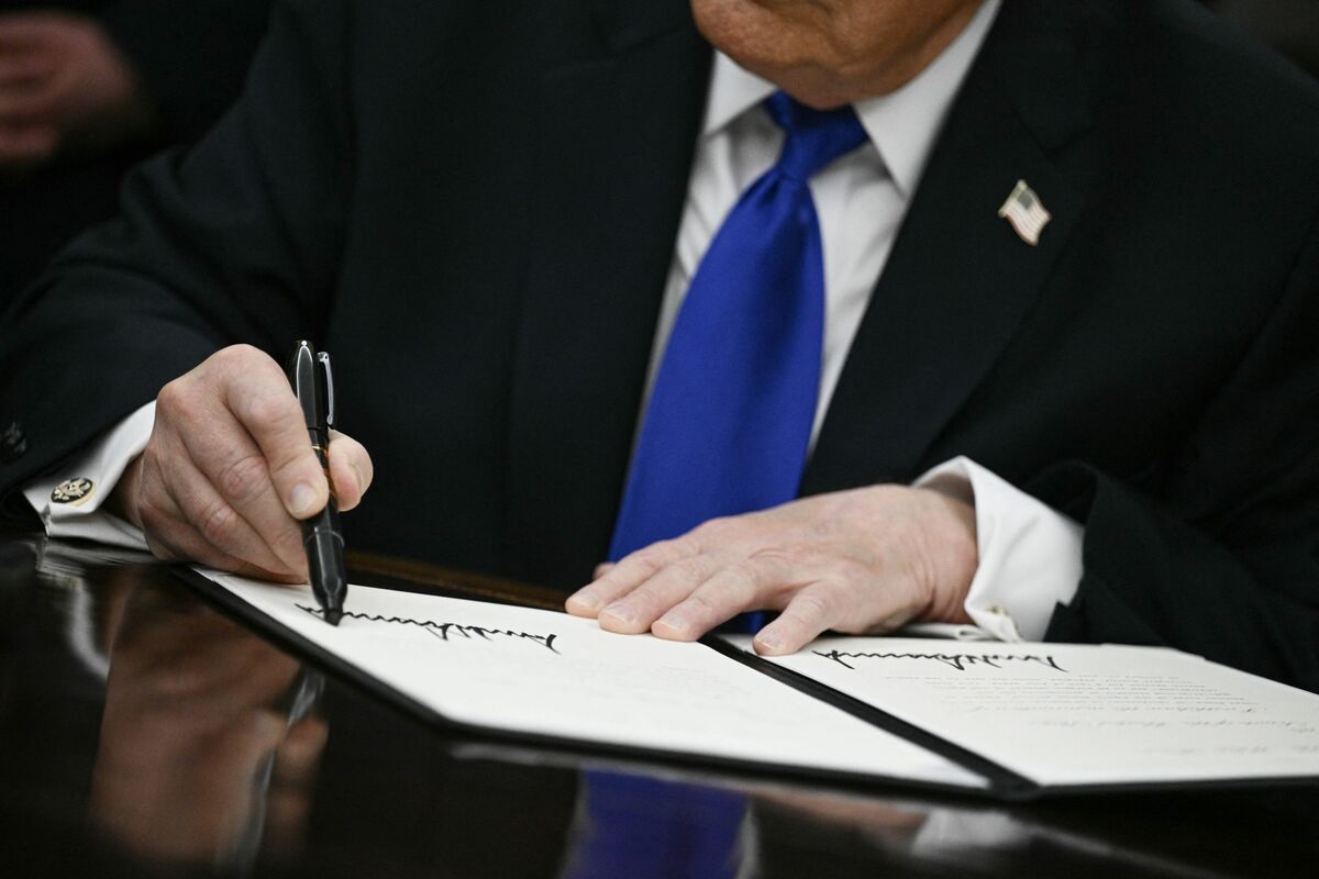Trump Signs Permit for Oil Pipeline Echoing Keystone XL