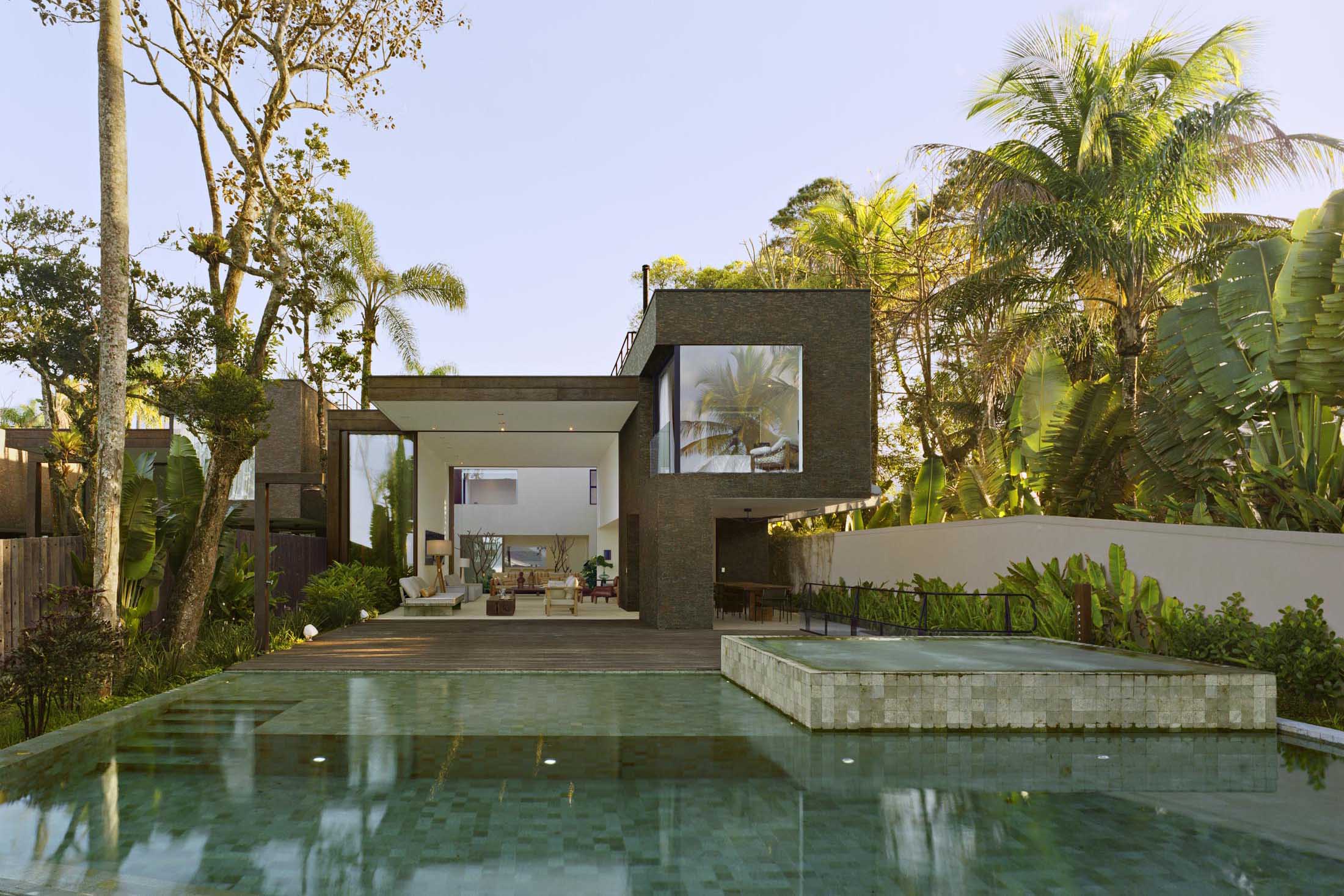 Tour a Breathtaking Family Compound in Brazil's Vacation Hotspot - Bloomberg